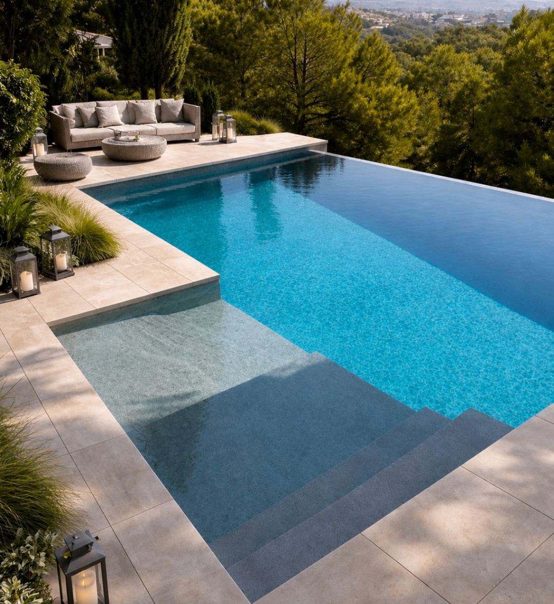 Piscina premium com borda infinita em ambiente sofisticado