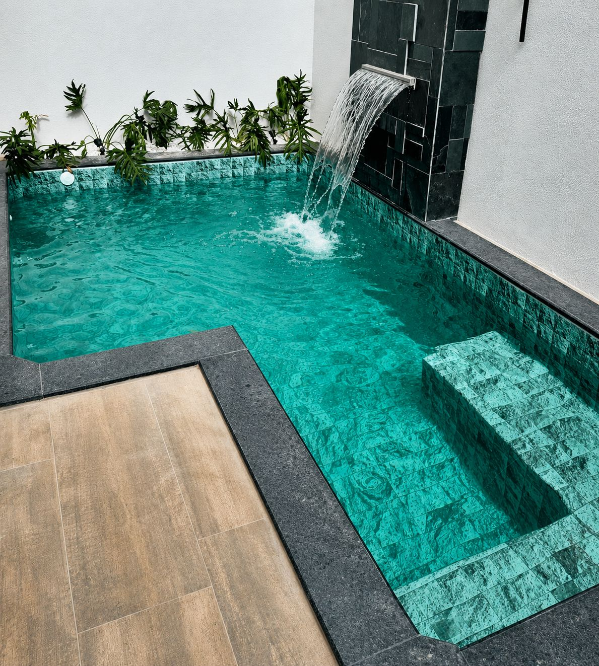 Espaço compacto com cascata e textura nobre